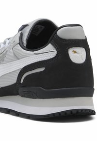 Sneaker grigio e nero realizzato in mesh e camoscio, con accenti bianchi, punta tonda, collo imbottito e suola in gomma con battistrada testurizzato.