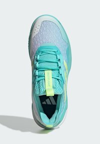 Jasnoniebieski but sportowy z siateczkową cholewką, zapięciem na sznurowadła i wyściełanym kołnierzem. Posiada jaskrawożółte akcenty i biał�ą podeszwę.