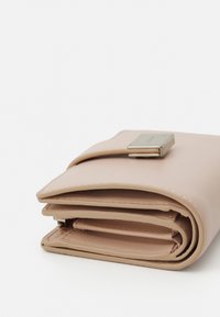 Calvin Klein HARDWARE SNAP BIFOLD - Lommebok - rose dust