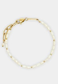 Goldene Kettenarmband mit weißen ovalen Perlen und kleinen goldenen Perlen, ausgestattet mit einem Karabinerverschluss und einer verstellbaren Kette für die Längenanpassung.