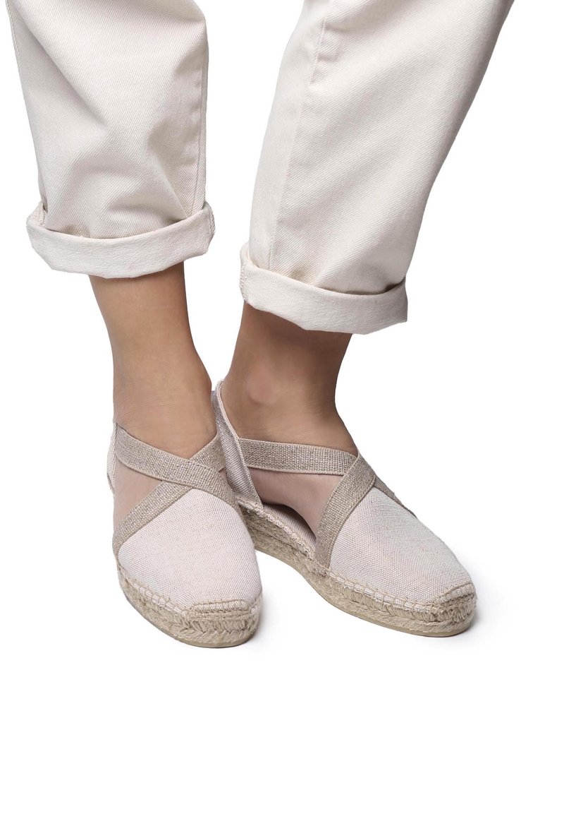 Beezid kangast espadrillid elastsete risttrippidega ja jute taldadega, suletud varba ja avatud külgedega, et tagada hingavus.
