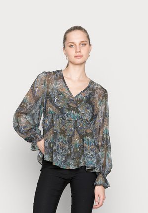 Blusa estampada transparente em tons de verde escuro, azul e bege. Apresenta um decote em V, cintura franzida e mangas balão com punhos franzidos.