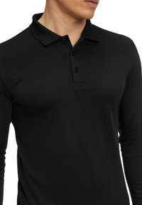 Schwarz, langärmliges Poloshirt mit klassischem Kragen, drei Knopfverschlüssen und einem glatten, strukturierten Stoff.