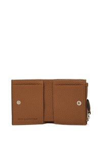 Portafoglio in pelle marrone con una texture a granuli, dotato di due scomparti per carte, di un comparto con zip e di una chiusura a scatto in argento.