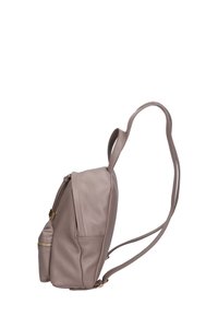 Zaino in pelle taupe chiaro con una finitura texturizzata, dotato di due spallacci regolabili e una tasca frontale con zip e hardware dorato.