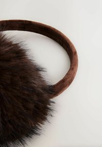 Cuffie in pelliccia sintetica marrone con una fascia liscia in suede marrone. La pelliccia è soffice con sfumature diverse, che aggiungono texture e profondità.