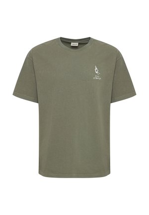 Olijfgroene katoenen t-shirt met een ronde hals, korte mouwen en een kleine bedrukte graphic met de tekst "STAY HYDRATED" in het wit op het linkerschouderstuk.