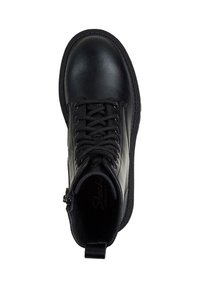 Botín de cuero negro con punta redonda, cierre de cordones en la parte frontal, cremallera lateral y suela texturizada. Cuenta con una plantilla acolchada para mayor comodidad.