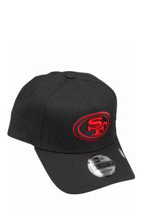 Schwarze verstellbare Baseballmütze mit rotem "SF"-Logo, das vorne aufgestickt ist, und silbernem New Era 9FORTY-Label auf dem gebogenen Schirm.