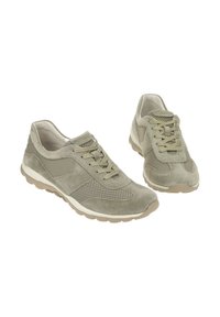 Helles graue Wildleder-Sneaker mit Netzpaneelen, Schnürdesign, gepolstertem Kragen und Gummisohle. Abgerundete Zehenpartie und strukturierte Akzente.