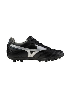 Botín de fútbol negro con logo plateado y tacos, mostrando la vista lateral interna contra un fondo blanco liso.