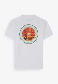 T-shirt bianca in cotone con una grafica circolare contenente il testo "SKULLER THE CO." e un design stilizzato di uno scheletro di pesce in arancione e nero.