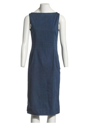 Ærmeløs mørkeblå denimkjole til knæet med en lige udskæring vist på en hvid mannequin mod en hvid baggrund.