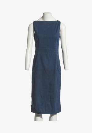 Robe en denim bleu foncé sans manches, longueur genou, avec un col droit, présentée sur un mannequin blanc sur fond blanc.