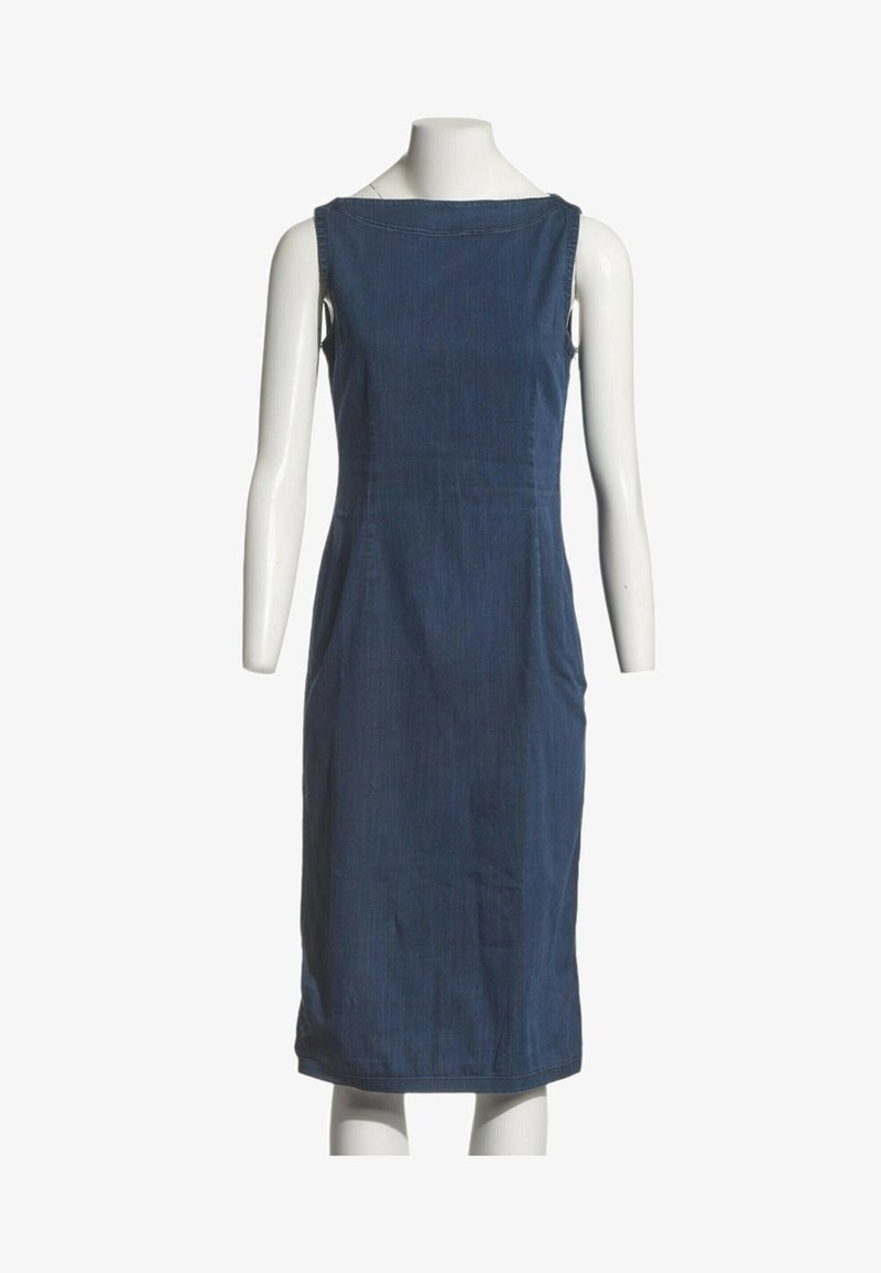 Robe en denim bleu foncé sans manches, longueur genou, avec un col droit, présentée sur un mannequin blanc sur fond blanc.
