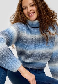 Strickpullover mit horizontalen Streifen in Blau- und Grautönen, hohem Rollkragen und strukturiertem Stoff. Weicher und gemütlicher Look.