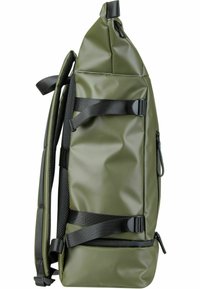 Grüner wasserdichter Rucksack aus strapazierfähigem Material, ausgestattet mit verstellbaren Trägern, einer seitlichen Reißverschlusstasche und einem Roll-Top-Verschluss.