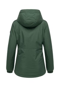 Giacca impermeabile verde con cappuccio, polsini elasticizzati e una texture liscia. Design semplice senza motivi o accenti visibili.