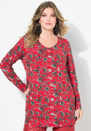 Rød langærmet bluse med et blomstertryk i sort og hvid, rund halsudskæring og en afslappet silhuet. Glat stof med en let glans.