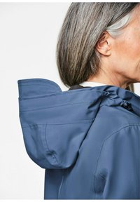 Marineblauwe waterdichte jack met een drawstring-capuchon, naadloze stiksels en een licht glanzende textuur. Beschikt over een verstelbare zoom voor een strakke pasvorm.