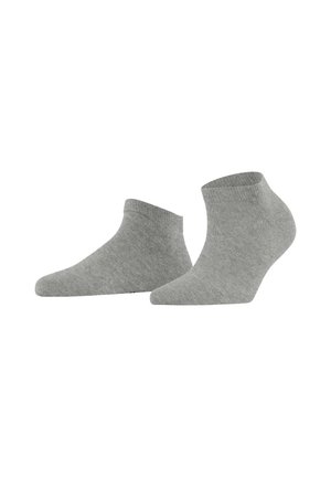 Chaussettes de cheville grises en tissu doux et extensible. Elles présentent un bord côtelé et une texture lisse avec un design minimaliste.