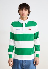 Gestreiftes langärmliges Polohemd in Grün und Weiß mit einem Kragen, das ein kleines Ellesse-Logo und einen runden Akzent auf der Brust zeigt.