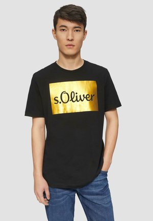 Czarny bawełniany t-shirt z złotym prostokątnym grafiką z tekstem "s.Oliver" w czarnym skrypcie. Krótkie rękawy i okrągły dekolt.