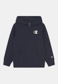Mörkblå halvdraget hoodie med framfickor, långa ärmar, huva och vita Champion "C"-loggor på bröstet och vänster ärm.