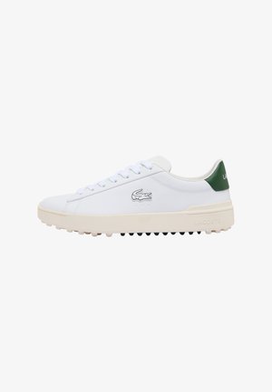 Witte leren sneakers met een groen accent bij de hiel, een getextureerde zool met kleine noppen en een logo dat op de zijkant is geborduurd.