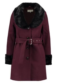 Abrigo de lana burdeos con cuello y puños de piel sintética negra, cintura ceñida con cinturón y cierre de botón. Tejido texturizado con un acabado pulido.