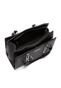 Sac à main en cuir noir avec quincaillerie en argent, plusieurs compartiments et fermetures éclair. Il présente un design structuré et de grandes poignées de transport.