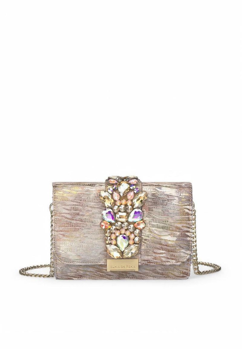 Bolso de mano con textura metálica, decorado con un joya en el centro, cadena plateada y forma rectangular.