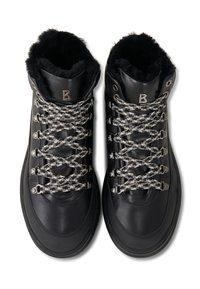 Sorte læder vandrestøvler med imiteret pelsfoer, med sølvfarvede beslag og sort-hvide mønstrede snørebånd. Runde tæer og robust sål.