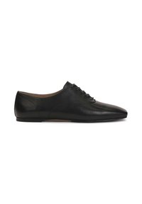 Schwarze Lederschuhe mit spitzem Zehenbereich, minimalistischem Design und Schnürung vorne. Glatte Textur mit flacher Sohle.