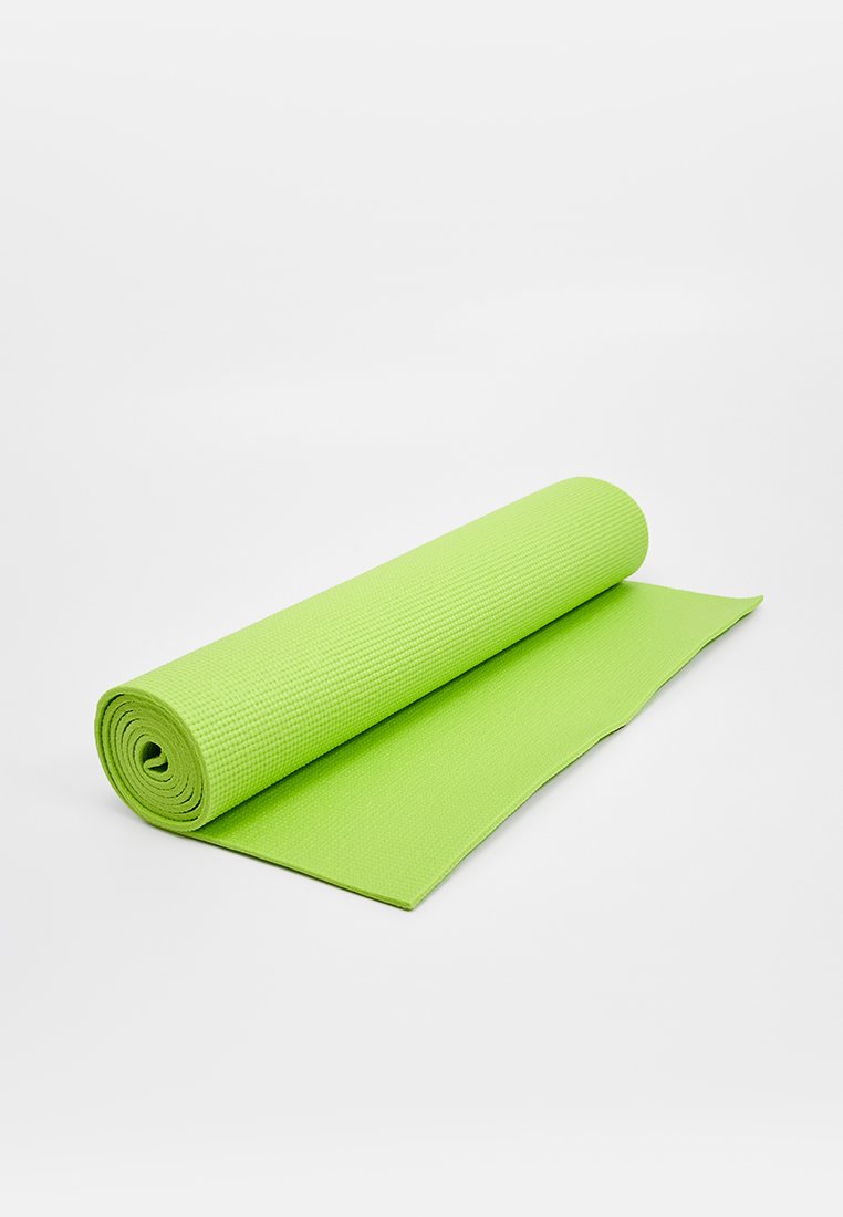 Tappetino yoga verde parzialmente aperto, realizzato in materiale testurizzato, con superficie antiscivolo e forma cilindrica.