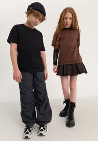 Yourturn Kids 2 PACK UNISEX - Pamata T-krekls - black/brown