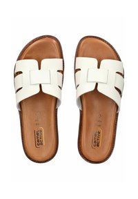 Sandales à glissière en cuir blanc avec un design à large sangle, comportant des découpes et une semelle intérieure en cuir contour marron. Semelle en caoutchouc pour une meilleure adhérence.