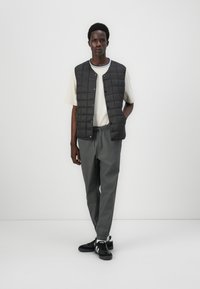 Only & Sons ONSGAVIN LIFE LIGHT QUILTED SNAP VEST - Weste - phantom