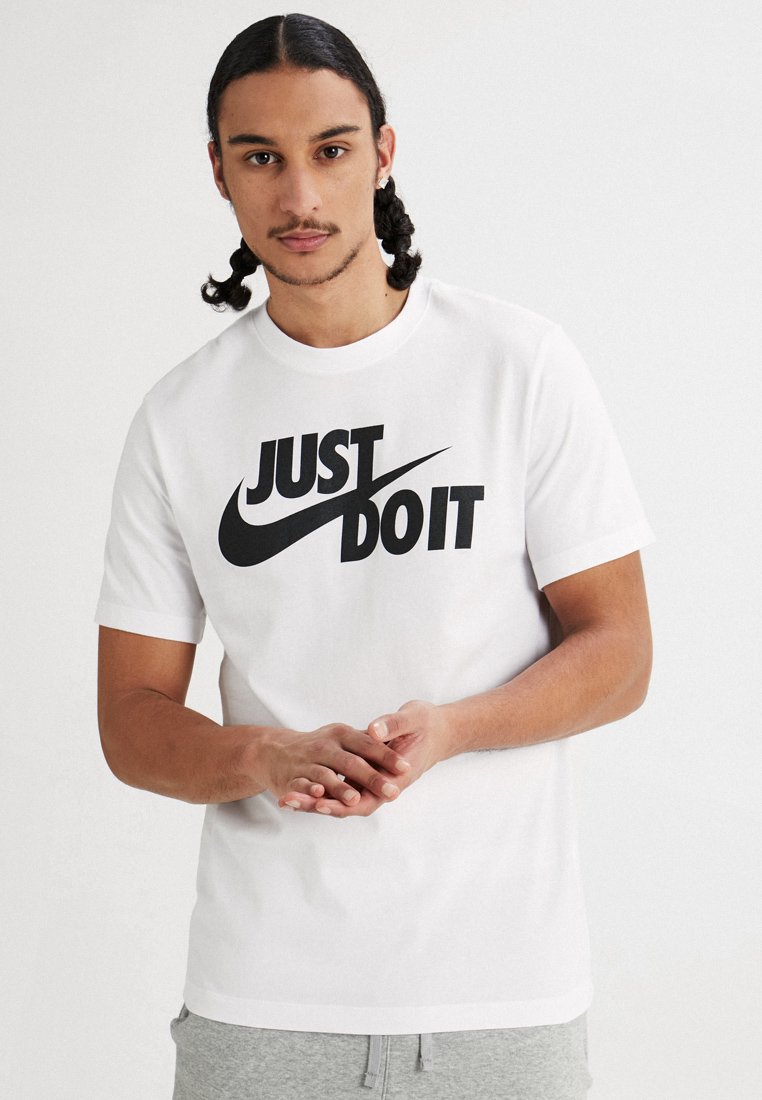 Nike Sportswear TEE JUST DO IT T shirts med print white Nike Sportswear TEE JUST DO IT - T-shirts med print - black/white