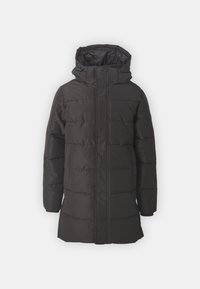 Cappotto imbottito nero con colletto alto e cappuccio, caratterizzato da cuciture verticali e una linea dritta. Realizzato in un materiale sintetico liscio.