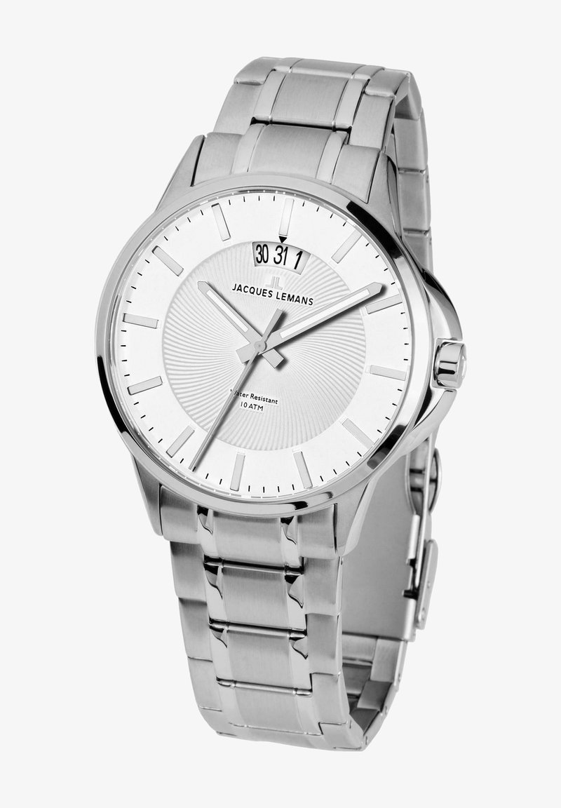 Sølv rustfrit stål ur med en rund hvid urskive, lineære timemarkerings, datovisning og tekstureret baggrund; vandtæt op til 10 ATM.