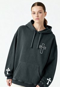 Felpa con cappuccio grigia scura con tasca davanti, grafica "KARMA KILLS" e disegni di croci bianchi sulle maniche. Tessuto morbido.