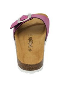 Lila mockasinsandal med en metallspänne, kork sål och texturerad beige fotbädd. Vit yttersula och varumärkeslogotyp synlig.