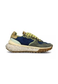 Scarpa sportiva con pannelli di tessuto blu, verde e sabbia, lacci gialli e una suola bianca spessa maculata con battistrada marrone.