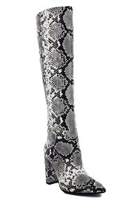 Stivale con tacco a stiletto alto fino al ginocchio, caratterizzato da una stampa serpente bianco e nera, texture liscia, punta affilata e tacco largo per un supporto strutturale.
