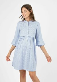 Gestreiftes hellblaues Kleid mit Kragen, Knopfverschluss und ausgestellten 3/4-Ärmeln. Verfügt über eine geraffte Taillierung für Stil und Komfort.