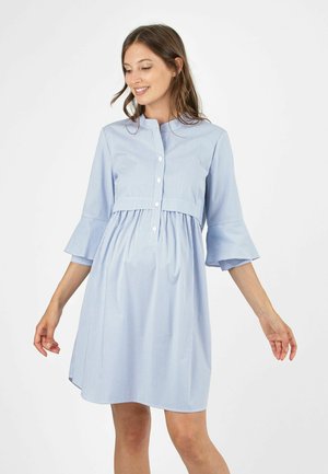 Gestreepte lichtblauwe shirtjurk met een kraag, knoopsluiting en uitlopende 3/4 mouwen. Beschikt over een geplooide taille voor stijl en comfort.
