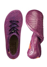 Fioletowe dziergane buty z elastyczną, teksturowaną podeszwą. Posiadają czarne sznurowadła i kontrastujący pomarańczowy akcent na pięcie. Lekka konstrukcja.