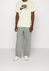 Nike Sportswear Triko s potiskem - off-white