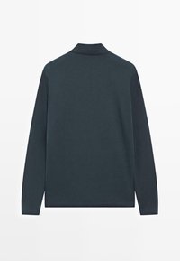 Koszulka polo z długim rękawem w kolorze ciemnego teal, wykonana z miękkiej tkaniny. Posiada składany kołnierzyk i czysty, prosty design bez widocznych logo czy wzorów.